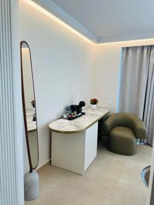 伊罗达Naiades Boutique Hotel - Adults Only的浴室设有梳妆台、镜子和椅子