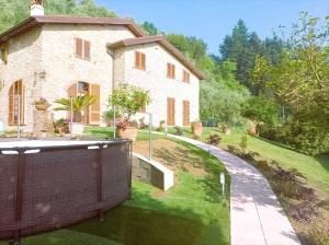 佩夏Villa Camelia Tuscany的院子前有围栏的房子