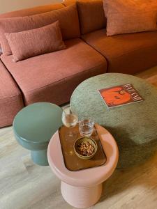 恩斯赫德City Stay&Go Enschede的客厅配有沙发和带食物盘的桌子