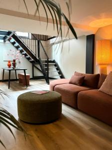 恩斯赫德City Stay&Go Enschede的客厅配有沙发和桌子