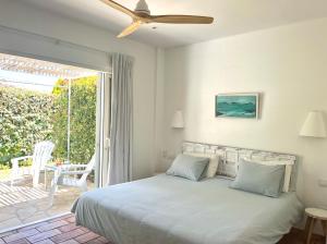 哈维亚Habitación con jardín y terraza en el Tosalet的一间卧室配有一张带吊扇的床