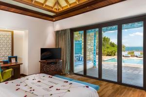 多哈多哈香蕉岛安纳塔拉度假酒店的一间卧室配有一张床,享有游泳池的景色