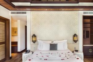 多哈多哈香蕉岛安纳塔拉度假酒店的卧室配有带白色枕头的大床
