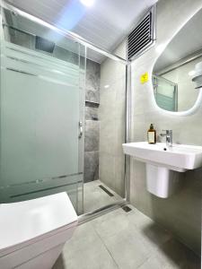 ErdemliAngel Beach Hotel Kızkalesi Mersin的带淋浴和盥洗盆的浴室