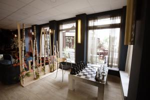 登海尔德Long Stay Den Helder的一间设有棋盘的房间和一间带窗户的房间