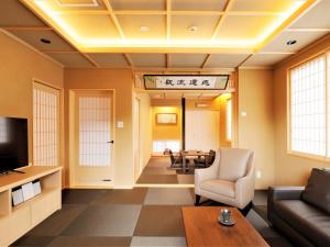 箱根Hotel Morinokaze Hakone Sengokuhara的带沙发和电视的客厅