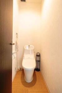 武藏野23, Midoricho, Entire house, Capacity 6 people的一间位于客房内的白色卫生间的浴室