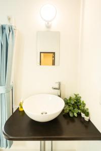 武藏野23, Midoricho, Entire house, Capacity 6 people的浴室设有黑色柜台上的白色水槽