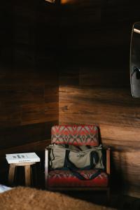 卡尼略L´Ovella Negra Mountain Lodge的坐在桌子旁边的椅子上的袋子