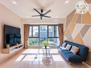 努沙再也Iskandar Residence by JBcity Home的客厅配有蓝色的沙发和平面电视。