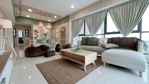 努沙再也Iskandar Residence by JBcity Home的客厅配有沙发和桌子