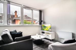 雷克瑟姆Modern 1 Bed Apartment in Central Wrexham的带沙发、电视和窗户的客厅