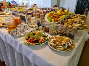 卡尔帕奇Hotel Kolorowa的一张桌子上放着许多盘子的食物