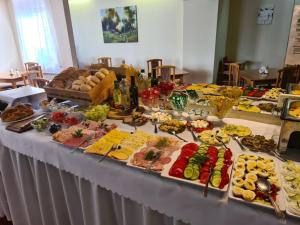 卡尔帕奇Hotel Kolorowa的一张桌子上面有很多不同类型的食物