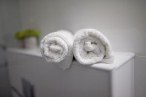 Bet YannayADVA Boutique מלון אדווה的卫生间后面的两条毛巾