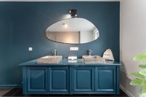 布鲁日Fall Eighteen by Romy&Travis的蓝色的浴室设有两个盥洗盆和镜子