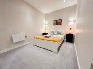 伦敦Charming 1-Bedroom Haven near The Shard in Elephant & Castle的一间白色卧室,卧室内配有一张床