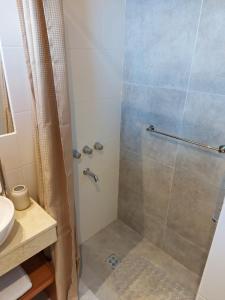 贝伦埃斯科巴La Morada Rentals Apartments的带淋浴的浴室和玻璃门