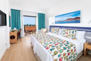 英格兰海滩大加那利岛穆尔海王星酒店 - 仅限成人入住的酒店客房设有一张床和一个阳台。