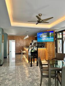卡塔海滩Aloha Residence的客厅配有吊扇和桌子