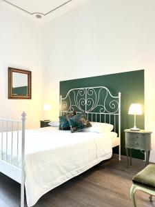都灵ComeCasa near Piazza Vittorio 2 Bedrooms的卧室配有白色床和黑白床头板
