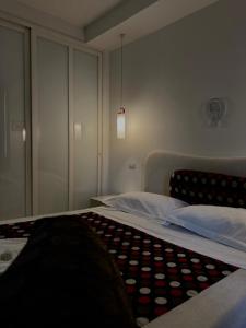 墨西拿Hotel CineApollo - Ogni camera un film!的一间卧室配有一张床和一个橱柜