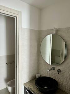 墨西拿Hotel CineApollo - Ogni camera un film!的浴室设有黑色水槽和镜子