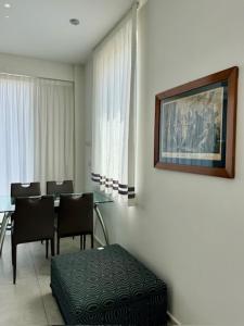 墨西拿Hotel CineApollo - Ogni camera un film!的用餐室配有桌椅和图片