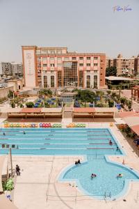 开罗Rehana Plaza Hotel的一座位于城市的大型游泳池,