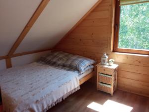 克雷尼察Domek Stokrotka的一间卧室设有一张床和一个窗口