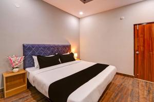 海得拉巴Super OYO Flagship RBS Classic Stay Boduppal的一间卧室配有一张大床和蓝色床头板