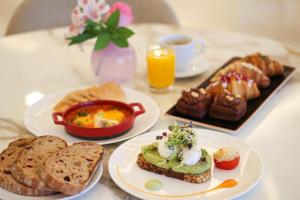 迪拜The St. Regis Dubai, The Palm的餐桌上摆放着早餐食品和烤面包片