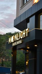特拉布宗Moonlight Suite Hotel的建筑物一侧的标志