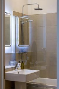 爱丁堡约克广场28号酒店的一间带水槽和淋浴的浴室