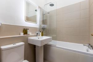 爱丁堡约克广场28号酒店的一间带水槽、卫生间和淋浴的浴室