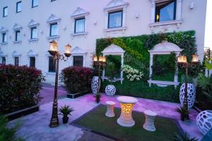 克罗伊登蓝宝石大酒店及宴会厅的一座带灯和植物的建筑的庭院