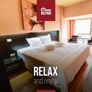 蒂米什瓦拉德派克酒店的在酒店房间的一个床位,那里有单词,放松和享受