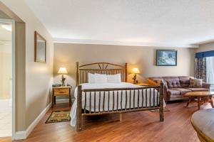 OronoBlack Bear Inn, Ascend Hotel Collection的一间卧室设有一张床和一间客厅。