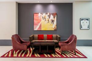 特威克纳姆London Twickenham Stadium Hotel, a member of Radisson Individuals的客厅配有沙发和两把椅子