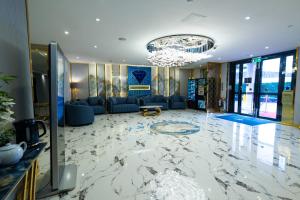 克罗伊登蓝宝石大酒店及宴会厅的大堂设有大理石地板和吊灯。