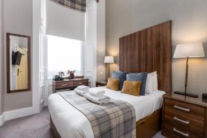 爱丁堡约克广场28号酒店的一间卧室配有一张大床和毛巾