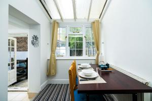 伦敦Islington Hideout的一间带桌子和窗户的用餐室