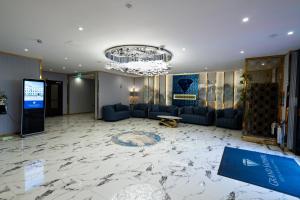 克罗伊登蓝宝石大酒店及宴会厅的大堂设有大理石地板和吊灯。