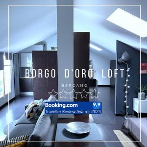 贝加莫Borgo d'Oro Loft的带沙发的客厅的 ⁇ 染