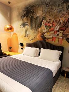 戈里察Meri Boutique Hotel的一间卧室配有一张壁画床