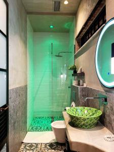 戈里察Meri Boutique Hotel的一间带水槽碗淋浴的浴室