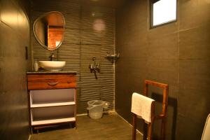 马拉里Montane Chalet , Sethan的一间带水槽和镜子的浴室