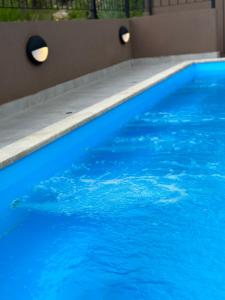科托尔Residence Spa Apartments DUB的蓝色海水大型蓝色游泳池