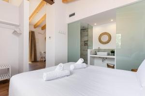 科斯提克斯Agroturismo Cal Tio 3 YourHouse的白色卧室配有一张大白色床和2条毛巾