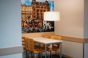 格拉斯哥格拉斯哥青年旅馆的一间带桌椅的用餐室